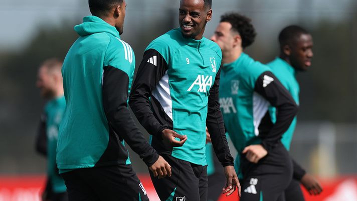 KIRKBY, ENGLAND - APRIL 07: Alexander Isak of Liverpool speaks to team mate Ryan Gravenberch during the Liverpool FC Training Session ahead of their UEFA Champions League 2024/25 Quarter-Finals First Leg match against Paris Saint-Germain at AXA Training Centre on April 07, 2026 in Kirkby, England. (Photo by Jan Kruger/Getty Images) Liverpool a Parigi contro i Campioni d’Europa: il rendimento dei Reds lontano da Anfield - immagine 1