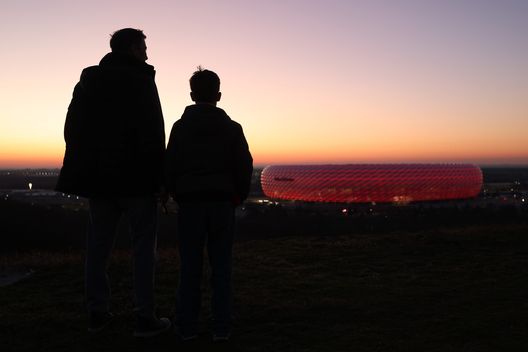 MONACO DI BAVIERA, GERMANIA - 5 MARZO: Due tifosi ammirano lo stadio prima della partita di andata degli ottavi di finale della UEFA Champions League 2024/25 tra FC Bayern München e Bayer 04 Leverkusen. (Foto di Alexander Hassenstein/Getty Images) Bayern Bayer Leverkusen