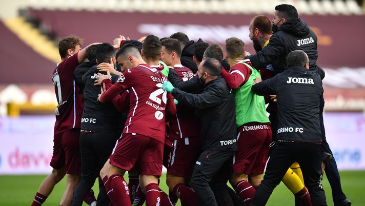 TURIN, ITALY - MARCH 17: Simone Zaza (obscure) of Torino F.C. celebrates with team mates after scoring his sides third goal during the Serie A match between Torino FC and US Sassuolo at Stadio Olimpico di Torino on March 17, 2021 in Turin, Italy. Sporting stadiums around Italy remain under strict restrictions due to the Coronavirus Pandemic as Government social distancing laws prohibit fans inside venues resulting in games being played behind closed doors. (Photo by Valerio Pennicino/Getty Images) Metamorfosi di un Toro da rimonta - immagine 1