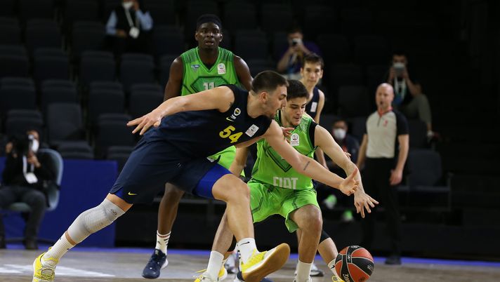 ISTANBUL, TURKEY - MARCH 20: Ege Peksari, #9 of Tofas Bursa competes with Efe Oztekin, #54 of Fenerbahce Beko Istanbul during the Adidas Next Generation Tournament Day 2 game between U18 Tofas Bursa v U18 Fenerbahce Beko Istanbul at Anadolu Efes Sports Club Facilities on March 20, 2021 in Istanbul, Turkey. (Photo by Tolga Adanali/Euroleague Basketball via Getty Images) Basket Champions League, Trapani-Tofas: diretta tv e streaming LIVE - immagine 1