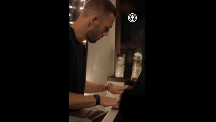 Inter De Vrij suona Nuvole Bianche