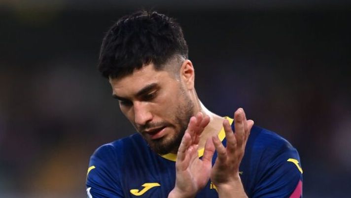VERONA, ITALY - APRIL 07: Suat Serdar of Hellas Verona applauds his fans during the Serie A TIM match between Hellas Verona FC and Genoa CFC - Serie A TIM at Stadio Marcantonio Bentegodi on April 07, 2024 in Verona, Italy. (Photo by Alessandro Sabattini/Getty Images) Verona, grande preoccupazione per Serdar: si parla di lesione seria. Cosa filtra sul recupero - immagine 1