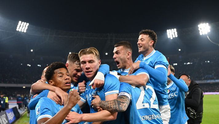NAPLES, ITALY - DECEMBER 07: Rasmus Hojlund celebrates the 1 - 0 goal during the Serie A match between SSC Napoli and Juventus FC at Stadio Diego Armando Maradona on December 07, 2025 in Naples, Italy. (Photo by SSC NAPOLI/SSC NAPOLI via Getty Images) Serie A, la classifica: il Napoli torna in testa e chiude imbattuto in casa il 2025! FOTO - immagine 1