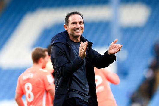 SHEFFIELD, INGHILTERRA - 4 OTTOBRE: Frank Lampard, allenatore del Coventry City, applaude i tifosi dopo la vittoria nella partita di Sky Bet Championship tra Sheffield Wednesday e Coventry City a Hillsborough il 4 ottobre 2025 a Sheffield, Inghilterra. (Foto di Jess Hornby/Getty Images) Frank Lampard, allenatore del Coventry City
