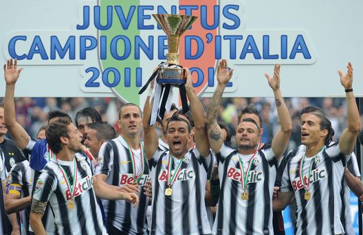 Fabio Quagliarella della Juventus FC festeggia con il trofeo della Serie A dopo la partita di Serie A tra Juventus FC e Atalanta BC allo Juventus Stadium il 13 maggio 2012 a Torino, Italia. (Foto di Valerio Pennicino/Getty Images) CUR in Campo, a Foggia c’è anche Quagliarella: le tappe di una carriera memorabile- immagine 2