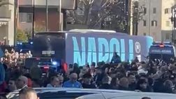L’arrivo del pullman del Napoli al Maradona: l’accoglienza dei tifosi