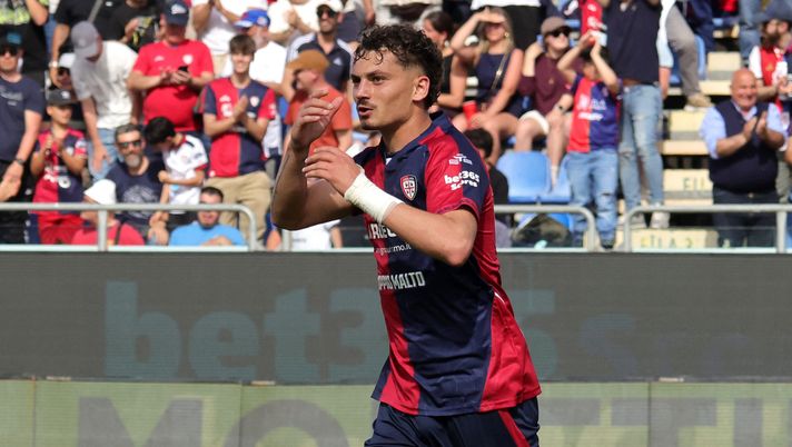 Il Napoli pensa a Sebastiano Esposito come vice Hojlund. Stando a Radio Kiss Kiss Napoli, l'attaccante del Cagliari piace al ds Manna esposito cagliari