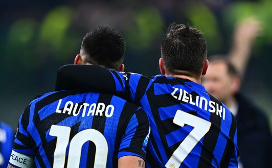 MILAN, ITALY - FEBRUARY 10: Lautaro Martinez and Piotr Zielinski of FC Internazionale celebrates the win at the end of the Serie A match between FC Internazionale and Fiorentina at Stadio Giuseppe Meazza on February 10, 2025 in Milan, Italy. (Photo by Mattia Pistoia - Inter/Inter via Getty Images) Inter-Milan, derby più “alto” d’Europa: non vale lo Scudetto, ma solo 2 volte in 20 anni…- immagine 2
