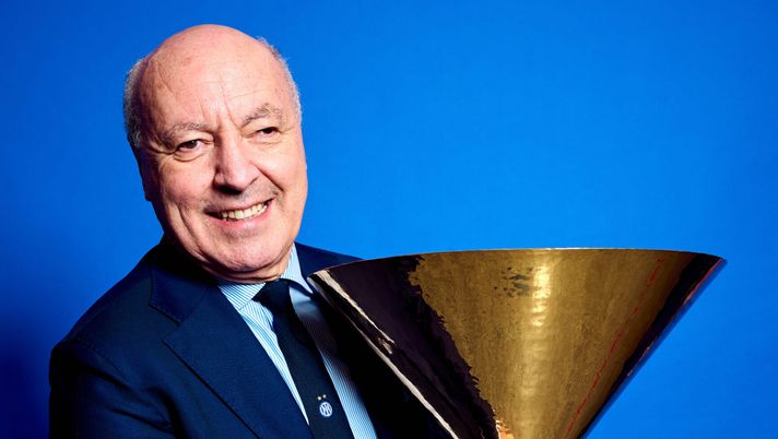 MILAN, ITALY - MAY 19: Sport CEO Giuseppe Marotta of FC Internazionale poses for a photo with the Serie A TIM Scudetto title trophy after the Serie A TIM match between FC Internazionale and SS Lazio at Stadio Giuseppe Meazza on May 19, 2024 in Milan, Italy. (Photo by Mattia Ozbot - Inter/Inter via Getty Images) Marotta: “Inter nella storia. Inzaghi, dirigenza, giocatori e tifosi: i segreti della 2a stella” - immagine 1