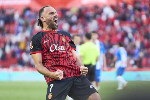 MALLORCA, SPAIN - MARCH 15: Vedat Muriqi of RCD Mallorca celebrates scoring his team´s second goal during the LaLiga match between RCD Mallorca and RCD Espanyol de Barcelona at Estadi de Son Moix on March 15, 2025 in Mallorca, Spain. (Photo by Rafa Babot/Getty Images)