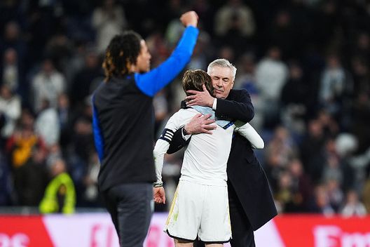 MADRID, SPAGNA - FEBBRAIO 25: L'abbraccio tra Carlo Ancelotti e Luka Modric. (Foto di Angel Martinez/Getty Images) Real Madrid, Modric ai saluti: niente rinnovo, il Bernabéu pronto all’omaggio- immagine 2