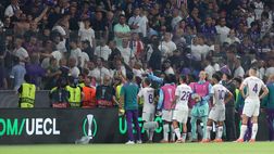 Caos tra tifo viola e greco a fine primo tempo: interviene la Fiorentina