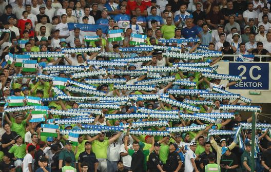 TASHKENT, UZBEKISTAN - 10 GIUGNO: I tifosi dell'Uzbekistan mostrano il loro sostegno tenendo in mano delle sciarpe durante la partita di qualificazione alla Coppa del Mondo FIFA tra Uzbekistan e Qatar al Milliy Stadioni il 10 giugno 2025 a Tashkent, Uzbekistan. (Foto di Anvar Ilyasov/Getty Images) Uzbekistan, prima storica qualificazione ad un Mondiale: ecco il premio ai calciatori- immagine 4