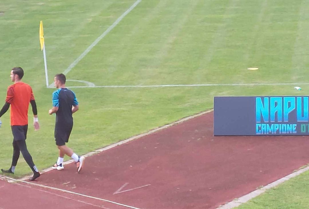 GALLERY Meret e Raspadori lasciano insieme il campo di Carciato: saluti ai tifosi - immagine 3