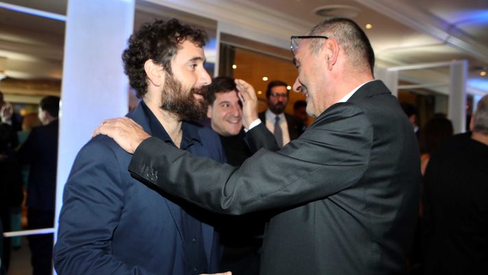 ROME, ITALY - JANUARY 09: Tommaso Paradiso singer and SS Lazio head coach Maurizio Sarri attend as SS Lazio celebrate 123 years at the Rome Cavalieri on January 09, 2023 in Rome, Italy. (Photo by Marco Rosi - SS Lazio/Getty Images) Tommaso Paradiso all’attacco: “Roma è giallorossa. Lotito ha fatto sparire la Lazio” - immagine 1