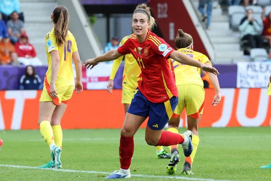 Alexia Putellas della Spagna festeggia il sesto gol della sua squadra durante la partita del Gruppo B di UEFA Women's EURO 2025 tra Spagna e Belgio all'Arena Thun, il 7 luglio 2025 a Thun, Svizzera. (Foto di Alexander Hassenstein/Getty Images) Italia-Spagna femminile: la Roja a caccia del record di gol all’Europeo 2025- immagine 3