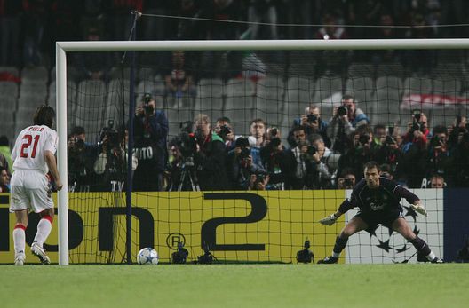 ISTANBUL, TURKEY - MAY 25: Jerzy Dudek of Liverpool faces Andrea Pirlo of Milan in the penalty shoot out during the European Champions League final between Liverpool and AC Milan on May 25, 2005 at the Ataturk Olympic Stadium in Istanbul, Turkey. (Photo by Clive Brunskill/Getty Images) dudek-finalista-istanbul-milan-liverpool-ricordi-hong-kong-champions-league