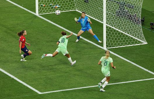 Il colpo di testa decisivo di Cristiana Girelli che ha regalato la semifinale all'Italia. (Photo by Eddie Keogh/Getty Images) Europei femminili, Italia nella storia: 2-1 alla Norvegia e semifinale dopo 28 anni- immagine 2