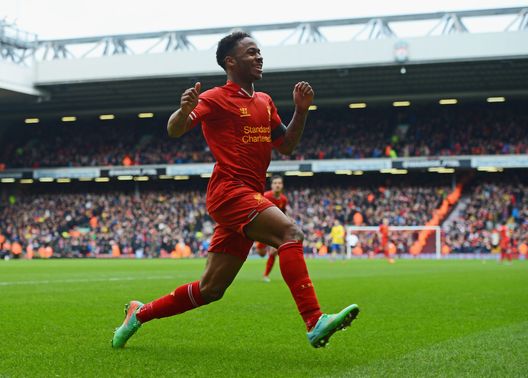 LIVERPOOL, INGHILTERRA - 8 FEBBRAIO: Raheem Sterling del Liverpool festeggia il quinto gol segnato durante la partita di Barclays Premier League tra Liverpool e Arsenal ad Anfield, l'8 febbraio 2014 a Liverpool, Inghilterra. (Foto di Michael Regan/Getty Images) Liverpool-Arsenal, tra miracoli e tragedie: le 5 sfide che hanno fatto la storia- immagine 5