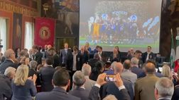 VIDEO / Atalanta, a Bergamo per la festa: l’arrivo in comune per ricevere la medaglia d’oro