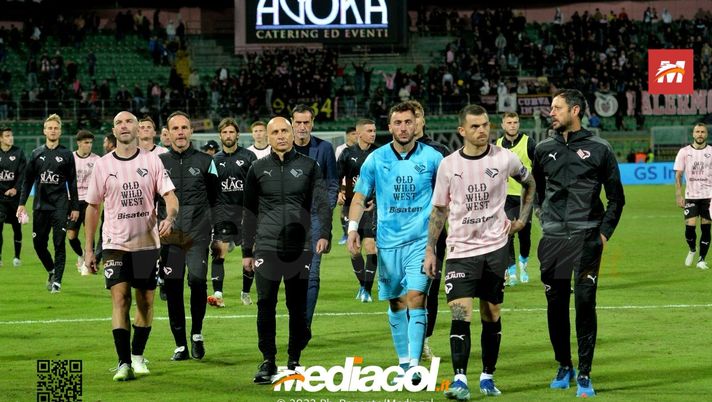 Palermo-Catanzaro 1-2: furia tifosi, volano aste e bottiglie in campo. Corini…  Palermo