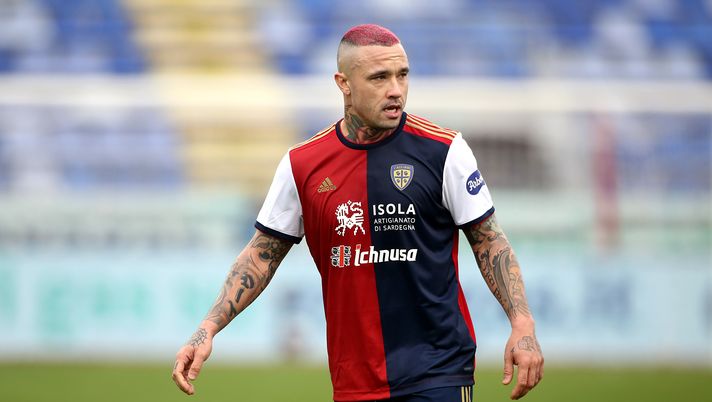CAGLIARI, ITALY - JANUARY 06: Radja Nainggolan of Cagliari looks on during the Serie A match between Cagliari Calcio and Benevento Calcio at Sardegna Arena on January 06, 2021 in Cagliari, Italy. (Photo by Enrico Locci/Getty Images) Cagliari, il centrocampo è di qualità: ma Nainggolan e Duncan non sono al meglio - immagine 1