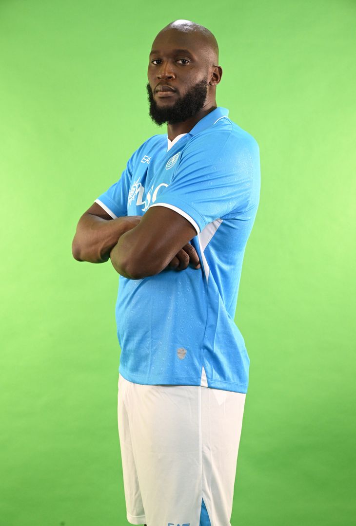 GALLERY Lukaku posa con la divisa del Napoli: gli scatti con la maglia azzurra e bianca - immagine 22