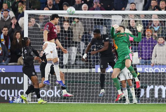 LONDRA, INGHILTERRA - 14 MARZO: Gianluigi Donnarumma del Manchester City manca il pallone che porta Konstantinos Mavropanos del West Ham United a segnare il primo gol della sua squadra durante la partita di Premier League tra West Ham United e Manchester City al London Stadium il 14 marzo 2026 a Londra, Inghilterra. (Foto di Richard Pelham/Getty Images)