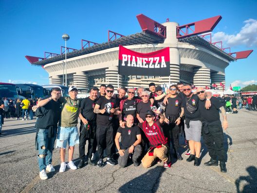 Il Club in trasferta a San Siro. In centro, il presidente Luigi Natale tra generazioni di tifosi insieme, uniti dalla stessa passione. Foto ceduta dal Milan Club Pianezza 'Nils Liedholm'. ESCLUSIVA, Milan Club Pianezza tra orgoglio e una delusione con la proprietà: “Siamo trattati come clienti”- immagine 2