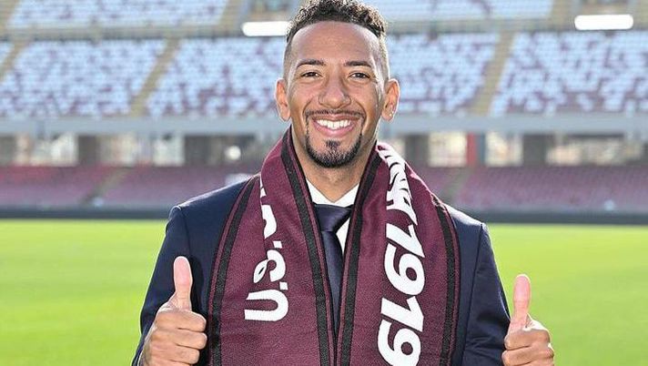 FOTO Boateng va alla Salernitana: lo sfottò di un tifoso ai cugini del Napoli - immagine 1