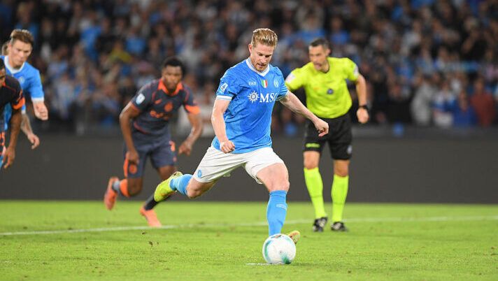 NAPLES, ITALY - OCTOBER 25: Kevin De Bruyne of SSC Napoli scores the opening goal from a penalty and sustains an injury during the Serie A match between SSC Napoli and FC Internazionale at Stadio Diego Armando Maradona on October 25, 2025 in Naples, Italy. (Photo by SSC NAPOLI/SSC NAPOLI via Getty Images) Dazn – Retroscena sul rigorista del Napoli: voleva calciare Neres, è andata così - immagine 1