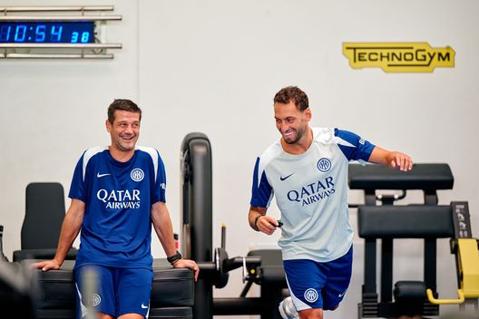 L'allenatore Cristian Chivu parla con Hakan Calhanoglu durante la seduta di allenamento dell'FC Internazionale presso il centro sportivo BPER Training Centre di Appiano Gentile, il 24 luglio 2025 a Como, Italia. (Foto di Mattia Ozbot - Inter/Inter tramite Getty Images) Inter, al via l’era di Chivu! Tutti ad Appiano per la nuova stagione: con un occhio al mercato- immagine 3