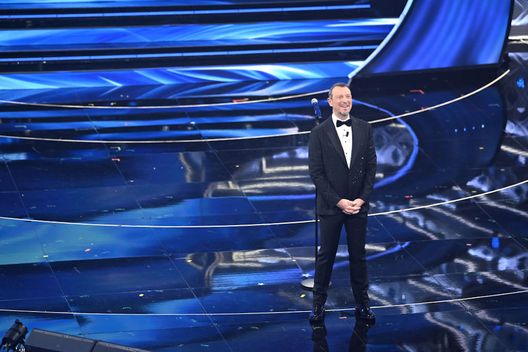 SANREMO, ITALY - FEBRUARY 01: Amadeus attends the 72nd Sanremo Music Festival 2022 at Teatro Ariston on February 01, 2022 in Sanremo, Italy. (Photo by D.Venturelli/Daniele Venturelli/Getty Images ) Parte “La Corrida” di Amadeus sul Nove, Nino Frassica giudice all’esordio- immagine 3