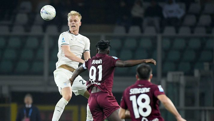 TURIN, ITALY - MARCH 01: Oliver Provstgaard of SS Lazio competes for the ball with Duvan Zapata of Torino FC during the Serie A match between Torino FC and SS Lazio at Stadio Olimpico di Torino on March 01, 2026 in Turin, Italy. (Photo by Marco Rosi - SS Lazio/Getty Images) Lazio, 34 punti dopo 27 giornate di Serie A: terzo peggior risultato sotto l’era Lotito - immagine 1