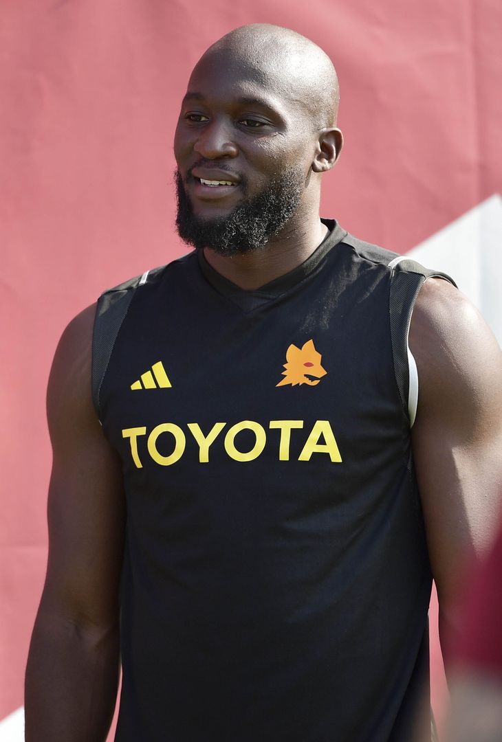 Roma, Lukaku è ufficiale: i primi suggestivi scatti in giallorosso – FOTO GALLERY - immagine 11