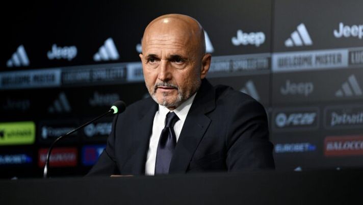 TURIN, ITALY - OCTOBER 31: Juventus head coach Luciano Spalletti during a press conference at Allianz Stadium on October 31, 2025 in Turin, Italy. (Photo by Daniele Badolato - Juventus FC/Juventus FC via Getty Images) Spalletti: “Ci vorrebbe una vittoria! McKennie dentro al campo fa più fatica, il suo ruolo…” - immagine 1