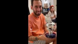 VIDEO / Calhanoglu e lo sketch col premio di MVP di Inter-Arsenal