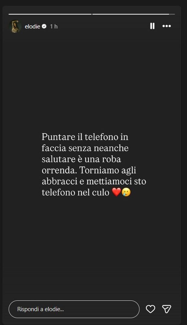 La storia della cantante su Instagram Elodie lancia via il cellulare di un giornalista. Lei: “Orrendo, mettiamoci sto telefono nel c***”- immagine 3