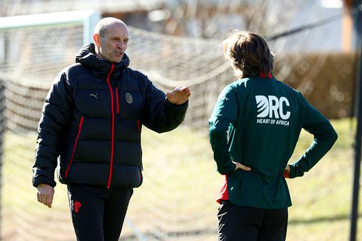 CAIRATE, ITALY - FEBRUARY 15: Massimiliano Allegri (L) Head coach of AC Milan speaks with Luka Modric (R) during an AC Milan Training Session at Milanello on February 15, 2026 in Cairate, Italy. (Photo by Giuseppe Cottini/AC Milan via Getty Images) serie-a-milan-allegri-media-punti