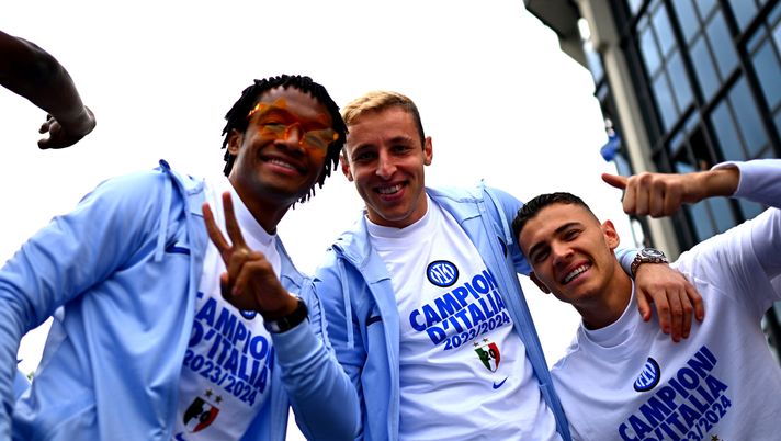 MILAN, ITALY - APRIL 28: Juan Cuadrado (L), Davide Frattesi (C) and Kristjan Asllani (R) of Inter during FC Internazionale Serie A Victory Party & Parade at on April 28, 2024 in Milan, Italy. (Photo by Mattia Ozbot - Inter/Inter via Getty Images) Cuadrado festeggiamenti Inter