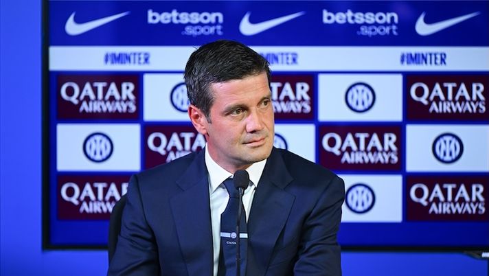 COMO, ITALY - JULY 28: Head Coach Cristian Chivu of FC Internazionale speaks to the Media during the press conference at BPER Training Centre at Appiano Gentile on July 28, 2025 in Como, Italy. (Photo by Mattia Pistoia - Inter/Inter via Getty Images) Chivu: “Calhanoglu problema dell’Inter? Rispondo così! Come ho visto Akanji, le critiche a Bisseck…” - immagine 1