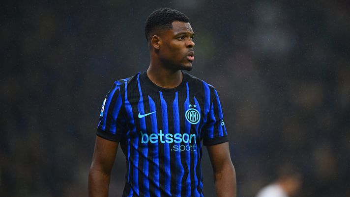 MILAN, ITALY - OCTOBER 04: Denzel Dumfries of FC Internazionale in action during the Serie A match between FC Internazionale and US Cremonese at Giuseppe Meazza Stadium on October 04, 2025 in Milan, Italy. (Photo by Mattia Pistoia - Inter/Inter via Getty Images) UFFICIALE – Inter, Dumfries si opera: intervento alla caviglia. I tempi di recupero - immagine 1