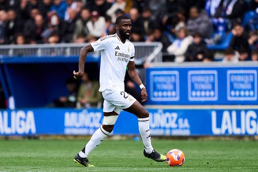 Antonio Rudiger del Real Madrid in azione durante la partita di Liga tra Deportivo Alavés e Real Madrid CF allo stadio di Mendizorroza il 13 aprile 2025 a Vitoria-Gasteiz, Spagna. (Foto di Juan Manuel Serrano Arce/Getty Images) Real Madrid-Maiorca: attacco contro difesa, ecco i duelli chiave del match- immagine 2