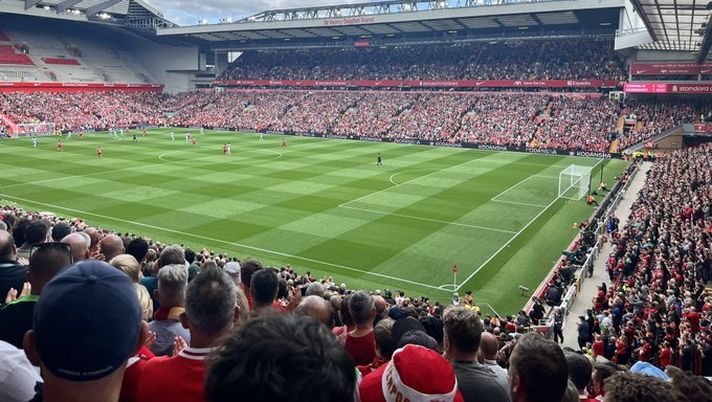 Derby e mano tesa: bandiera dell’Everton nella Kop del Liverpool, tributo al tifoso Toffees morto in incidente - immagine 1