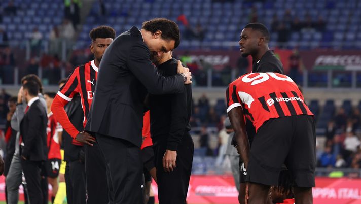 ROME, ITALY - MAY 14: head coach of AC Milan Sergio Conceicao  disappointed hugs Zlatan Ibrahimovic after the Coppa Italia Final match between AC Milan and Bologna at Stadio Olimpico on May 14, 2025 in Rome, Italy. (Photo by Giuseppe Cottini/AC Milan via Getty Images)  Milan decisioni