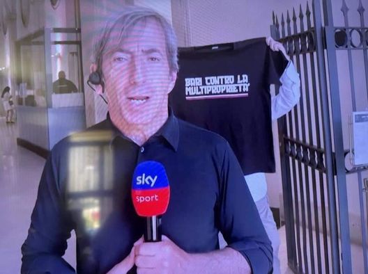 FOTO Bari, protesta continua verso ADL: esposta una maglia contro la multiproprietà- immagine 2