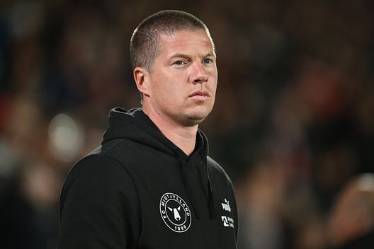 NOTTINGHAM, INGHILTERRA - 2 OTTOBRE: Mike Tullberg, allenatore dell'FC Midtjylland, osserva la partita della seconda giornata della fase a gironi di UEFA Europa League 2025/26 tra il Nottingham Forest FC e l'FC Midtjylland al City Ground il 2 ottobre 2025 a Nottingham, Inghilterra. (Foto di Gareth Copley/Getty Images) Roma-Midtjylland, l’angolo tattico: la fisicità di Gasperini contro la verticalità di Tullberg- immagine 3