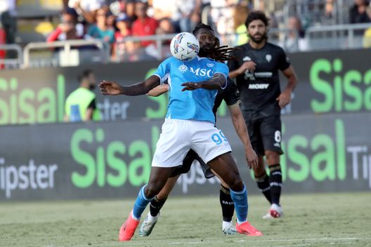 Anguissa, decisivo nella catena di destra ma un aspetto rovina le cose: le pagelle- immagine 6