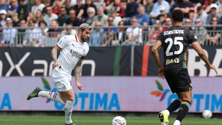 VENICE, ITALY - APRIL 27: Theo Hernandez of AC Milan controls the ball during the Serie A match between Venezia and Milan at Stadio Pier Luigi Penzo on April 27, 2025 in Venice, Italy. (Photo by Claudio Villa/AC Milan via Getty Images) Devil Inside