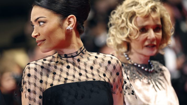 Elodie: “Scena della doccia a tre? Una cosa tra amiche. Imbarazzata con Valeria Golino” - immagine 1